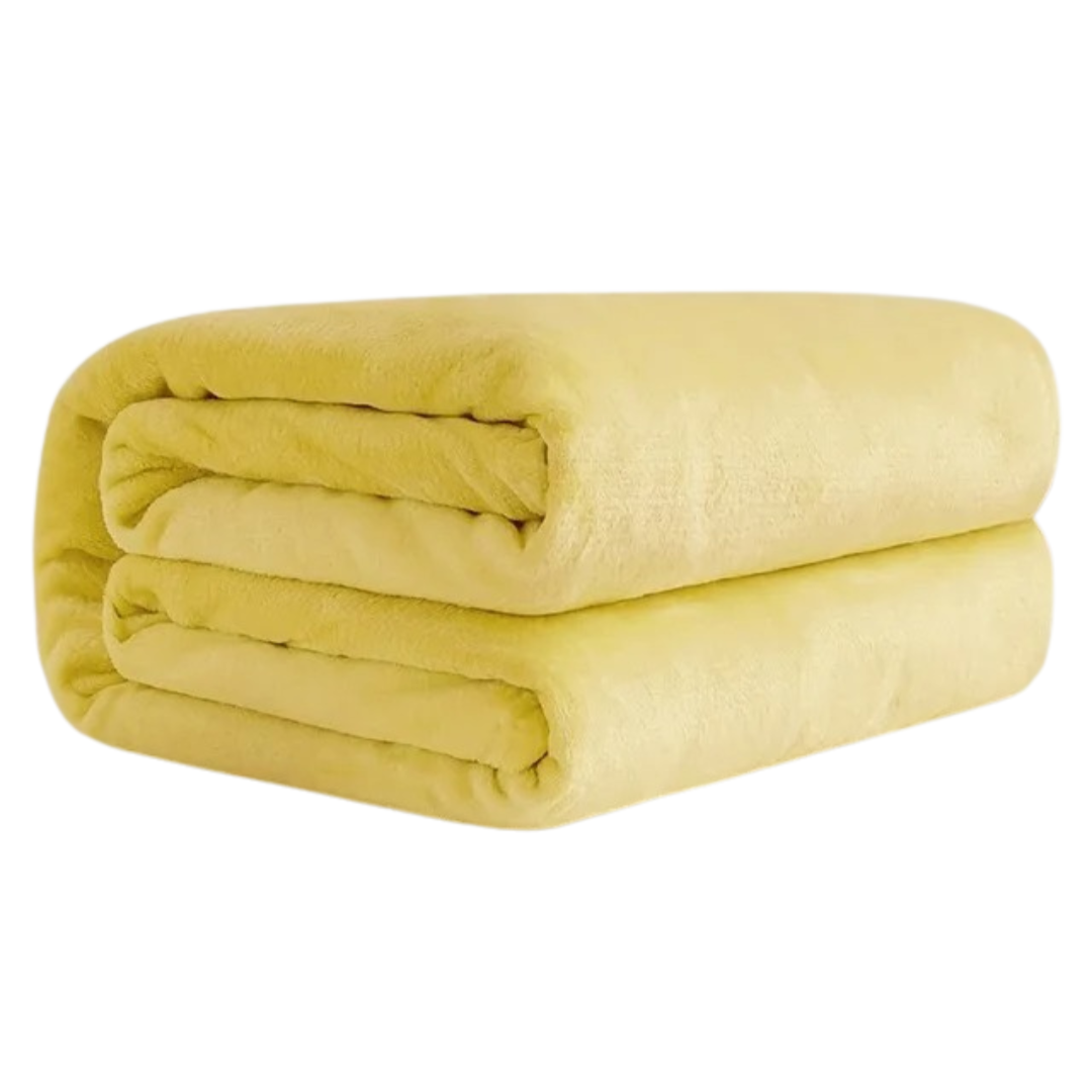 Komfortabelt mykt teppe av korallfleece og flanell, gir varme og stil til hjemmet.