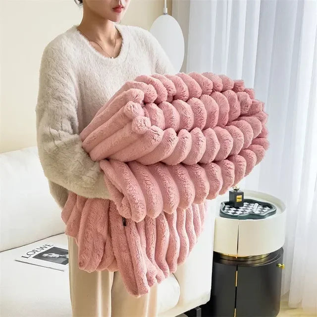 Varmt og tykt plysjteppe, ideelt for kalde kvelder og ekstra hygge i stuen eller soverommet.