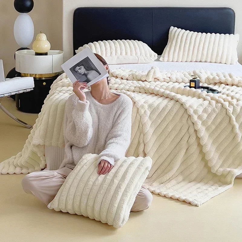 Allsidig unisex plysjteppe, perfekt for alle som søker luksuriøs varme og komfort i hjemmet.