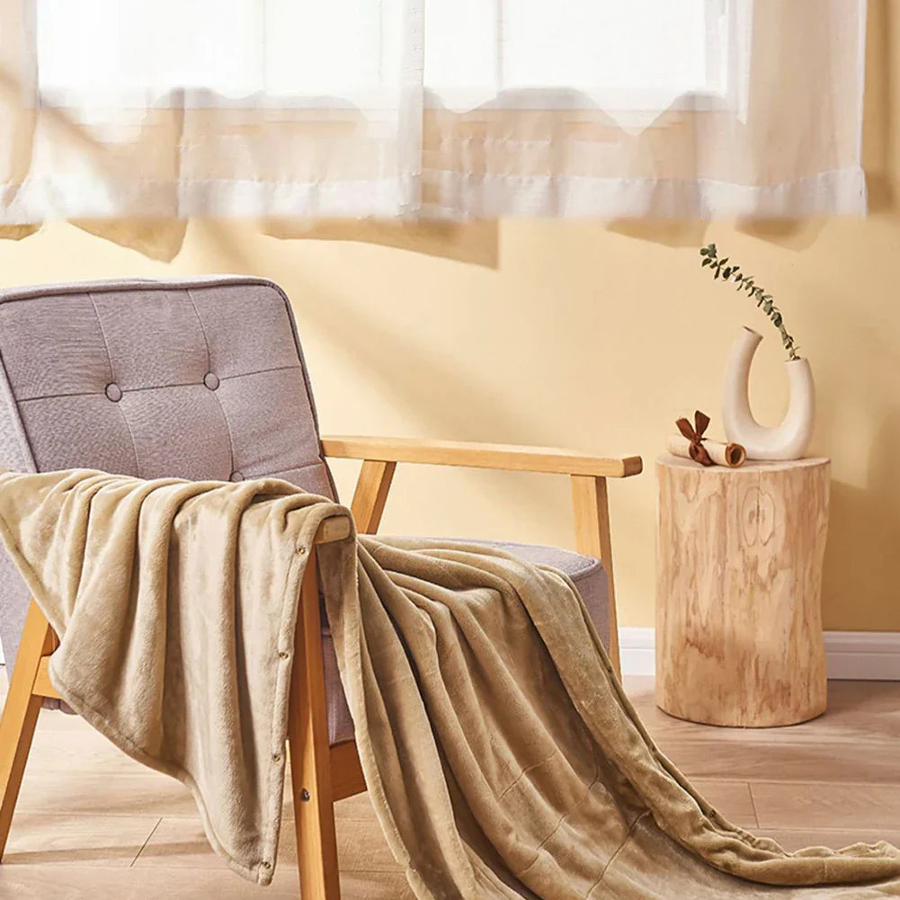 Koser deg med et USB oppvarmet fleeceteppe i sofaen, ideelt for hjemmekos og komfort på kalde dager.