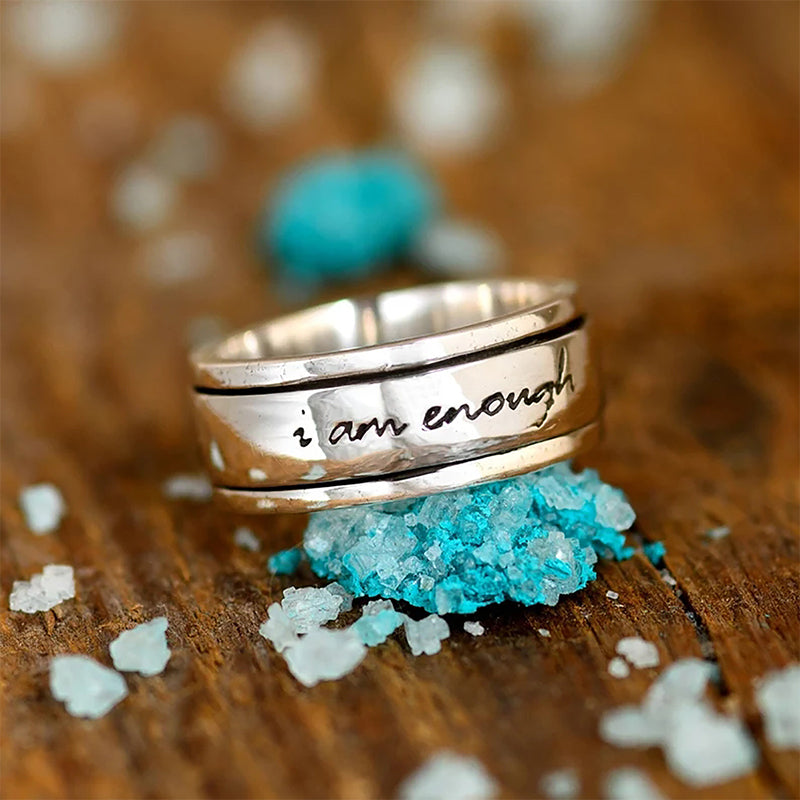 Vises på finger: Unik roterbar ring i kobber for stresslindring, med inspirerende «Jeg er nok» mantra.