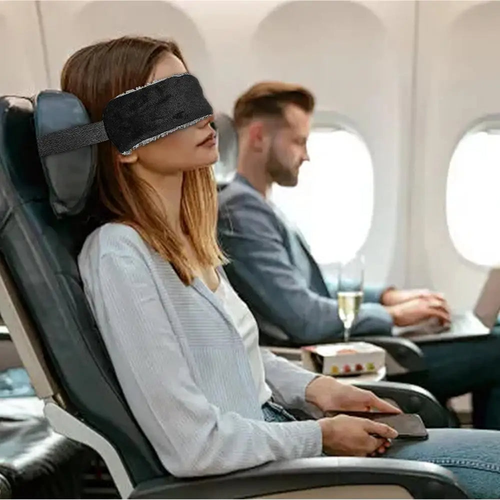 Justerbar nakkestøtte i myk fløyel for optimal reisestøtte og avslapning under lange turer eller pauser.
