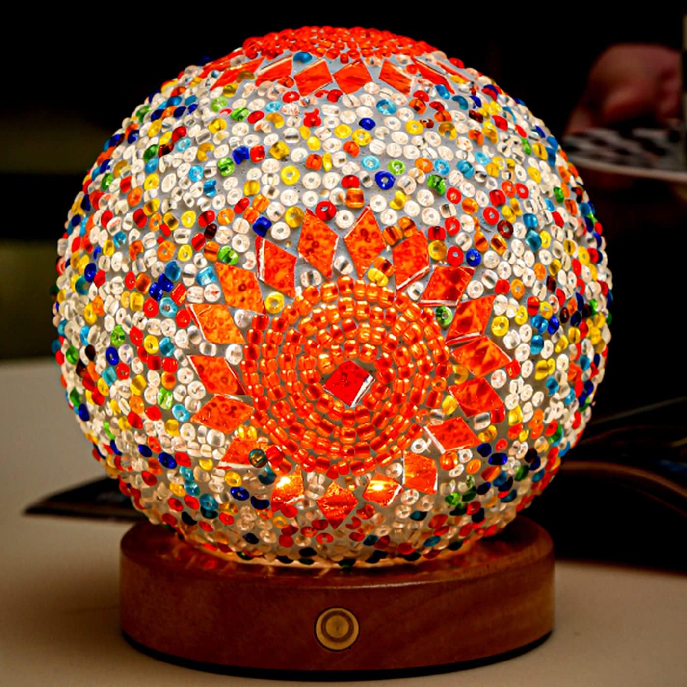 Boho-inspirert mosaikk bordlampe. Skaper koselig atmosfære og unik interiørstil.