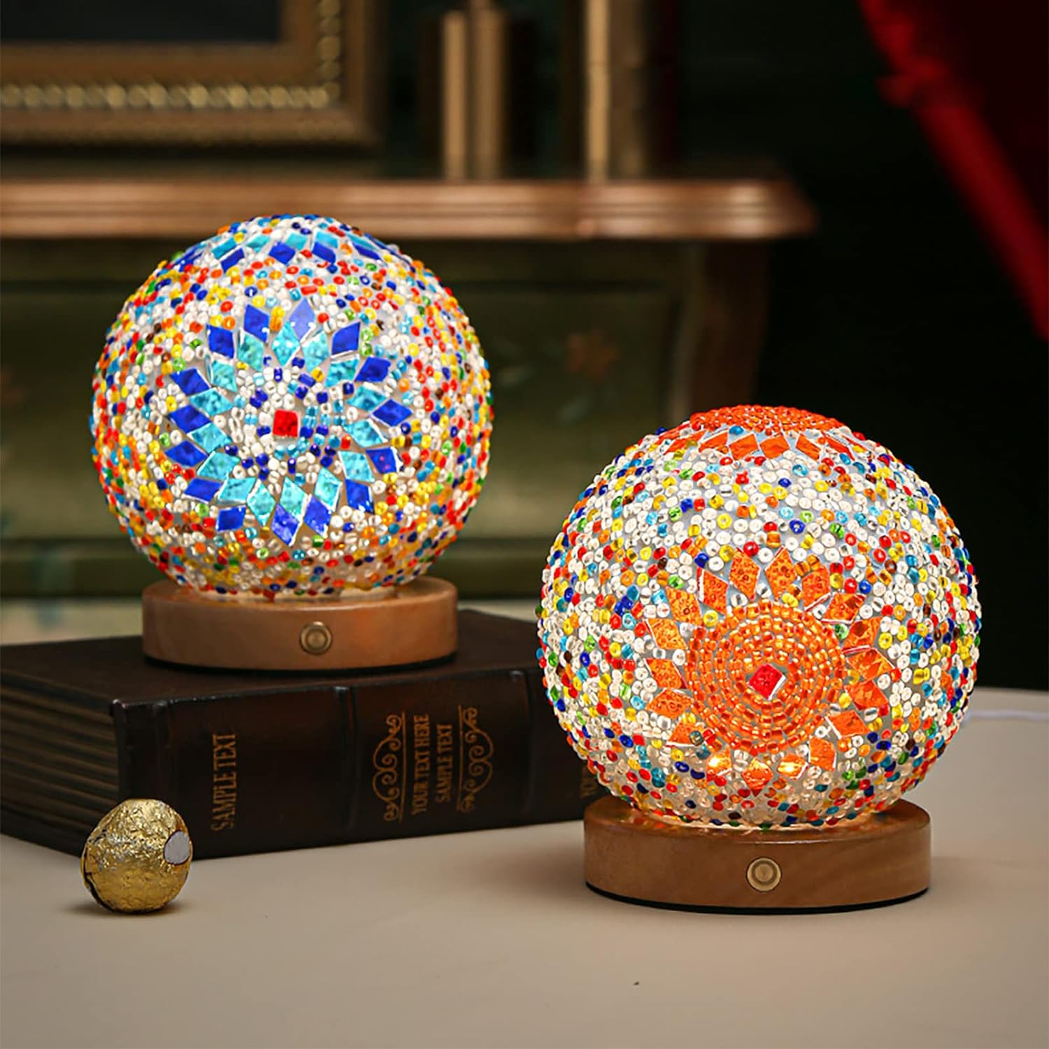 Elegant bordlampe i mosaikkdesign. En vakker dekorasjon og nattlampe for interiøret.