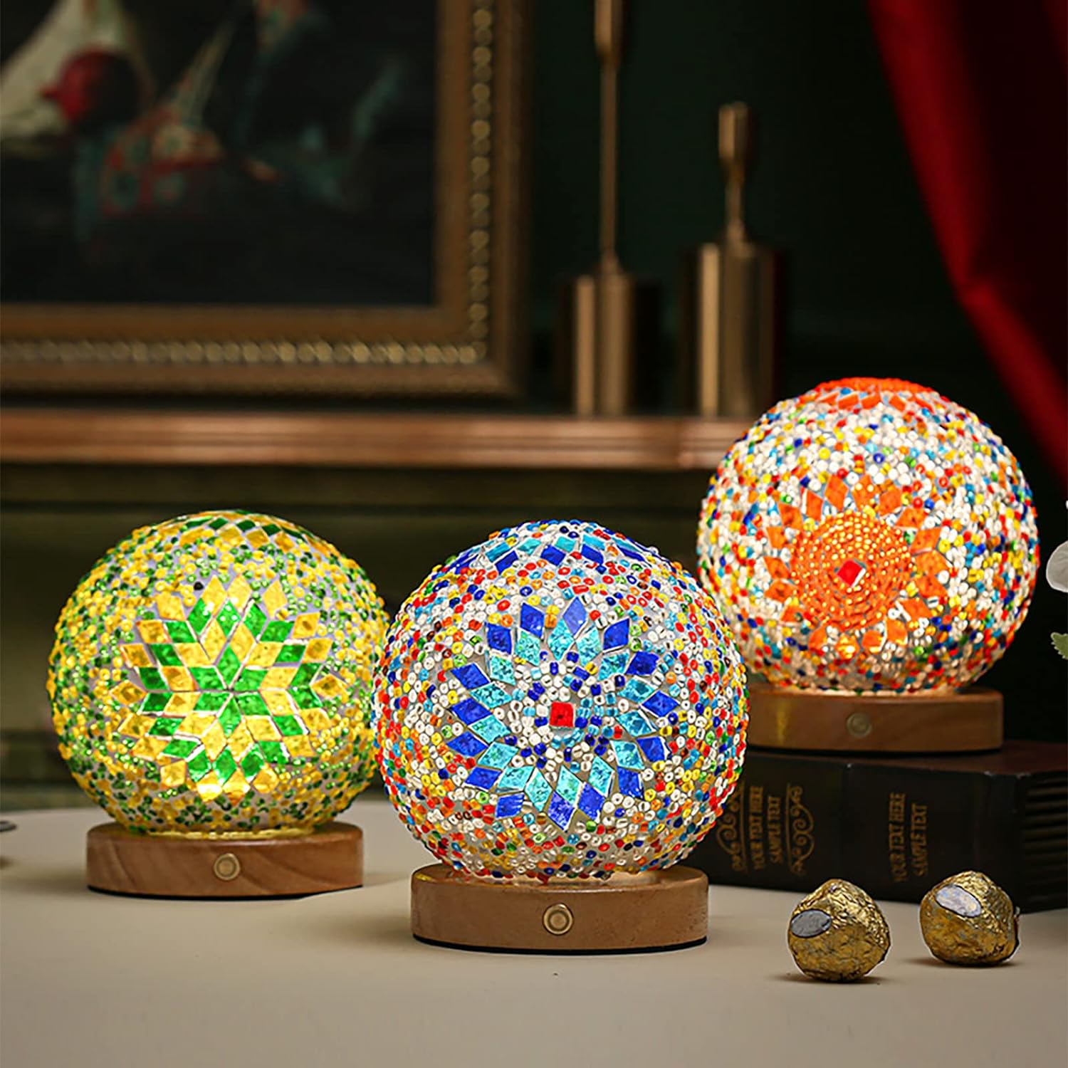 Unik gaveidé: Nattlampe med intrikat mosaikkdesign og stemningsfull belysning.