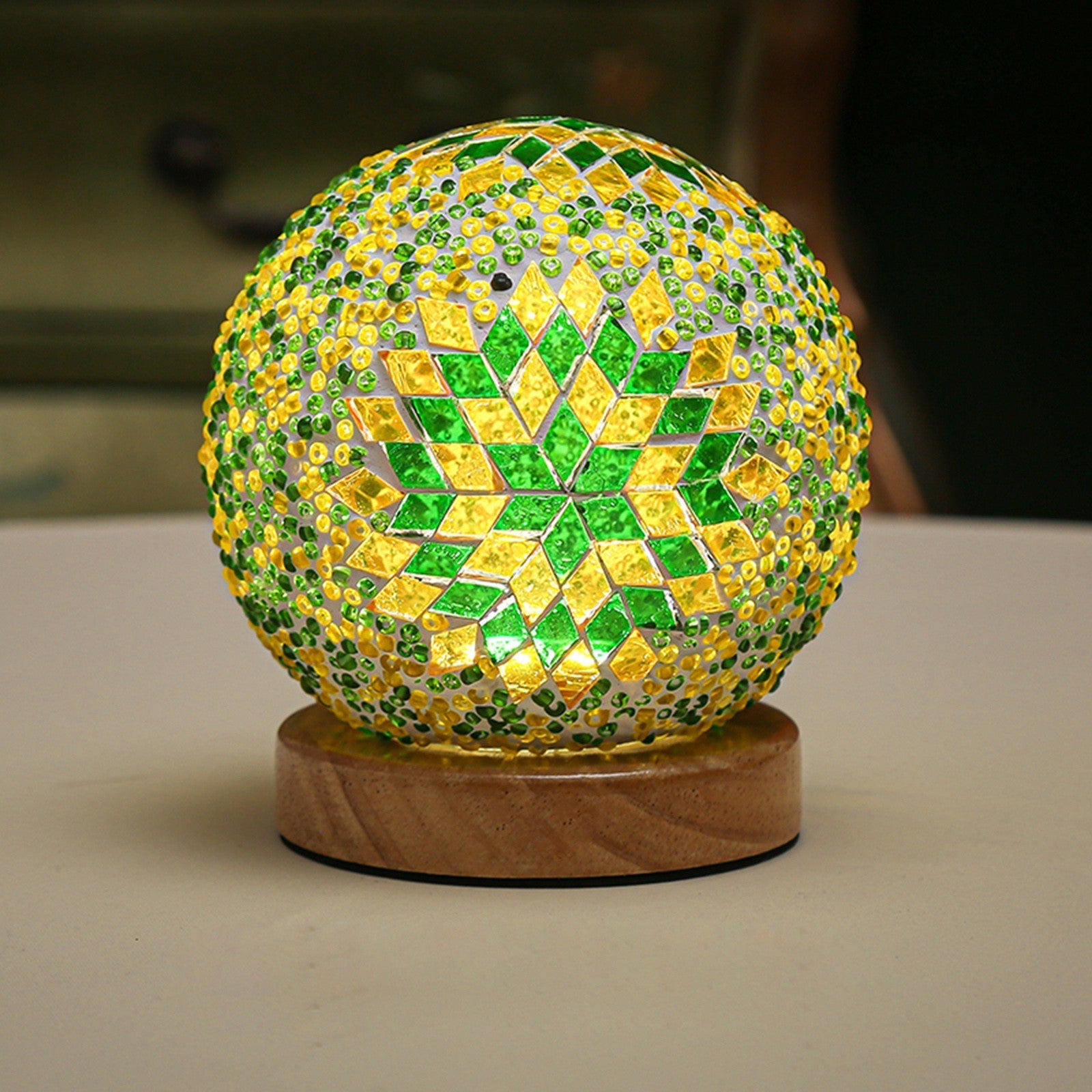 Håndlaget look mosaikklampe. Dekorativ bordlampe som gir et varmt og koselig lys.