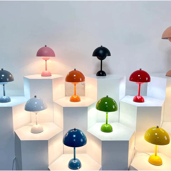 Stilfull nattbordslampe, nordisk design, justerbar lysstyrke for perfekt leselys.