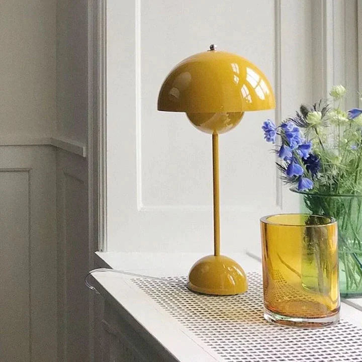 Moderne sopplampe i nordisk stil med dimbar funksjon; ideell som nattbordslampe.