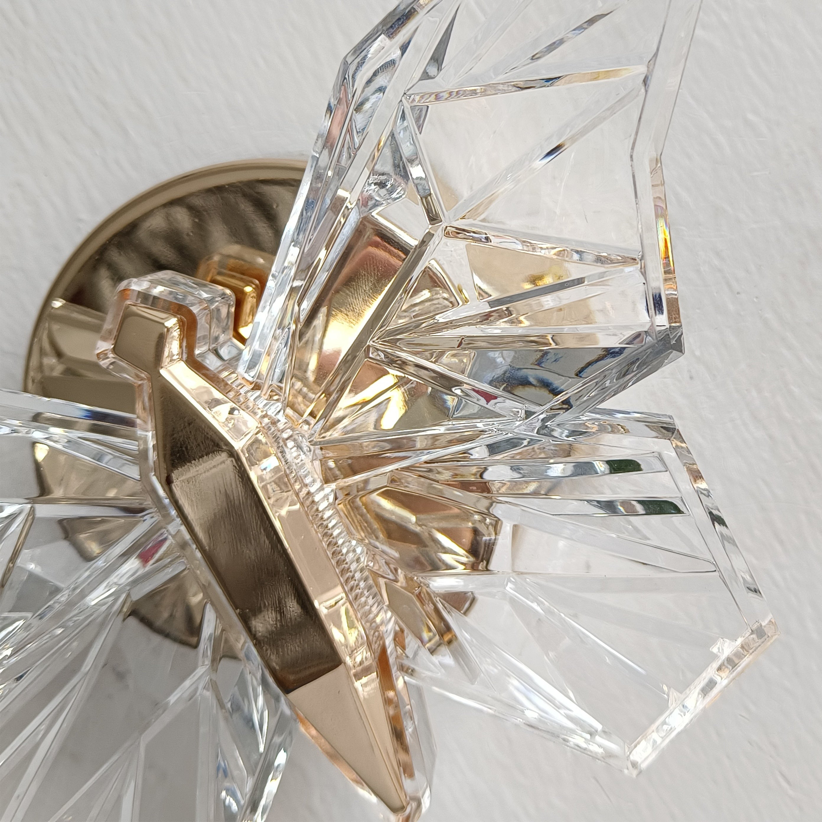 Unik Nordisk Sommerfugl LED vegglampe i gull. Moderne og dekorativ design som gir stilfull belysning.