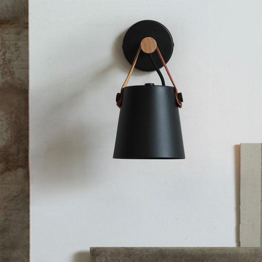 Tre vegglampe i hvit finish, nordisk og minimalistisk for et lyst interiør.