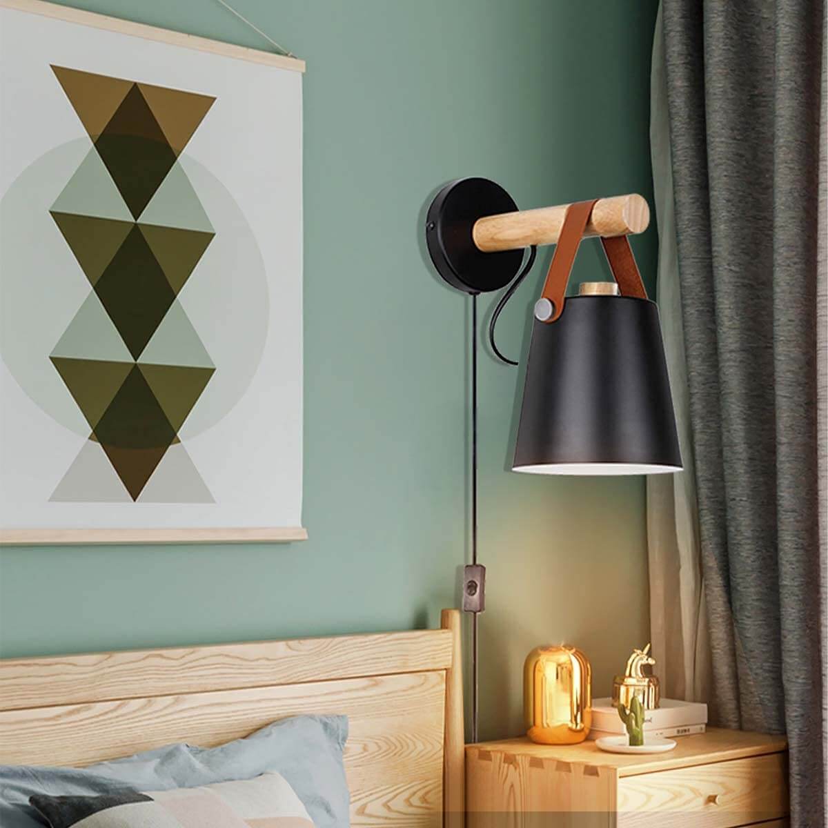 Svart trelampe for vegg, nordisk og moderne design som et elegant innslag.