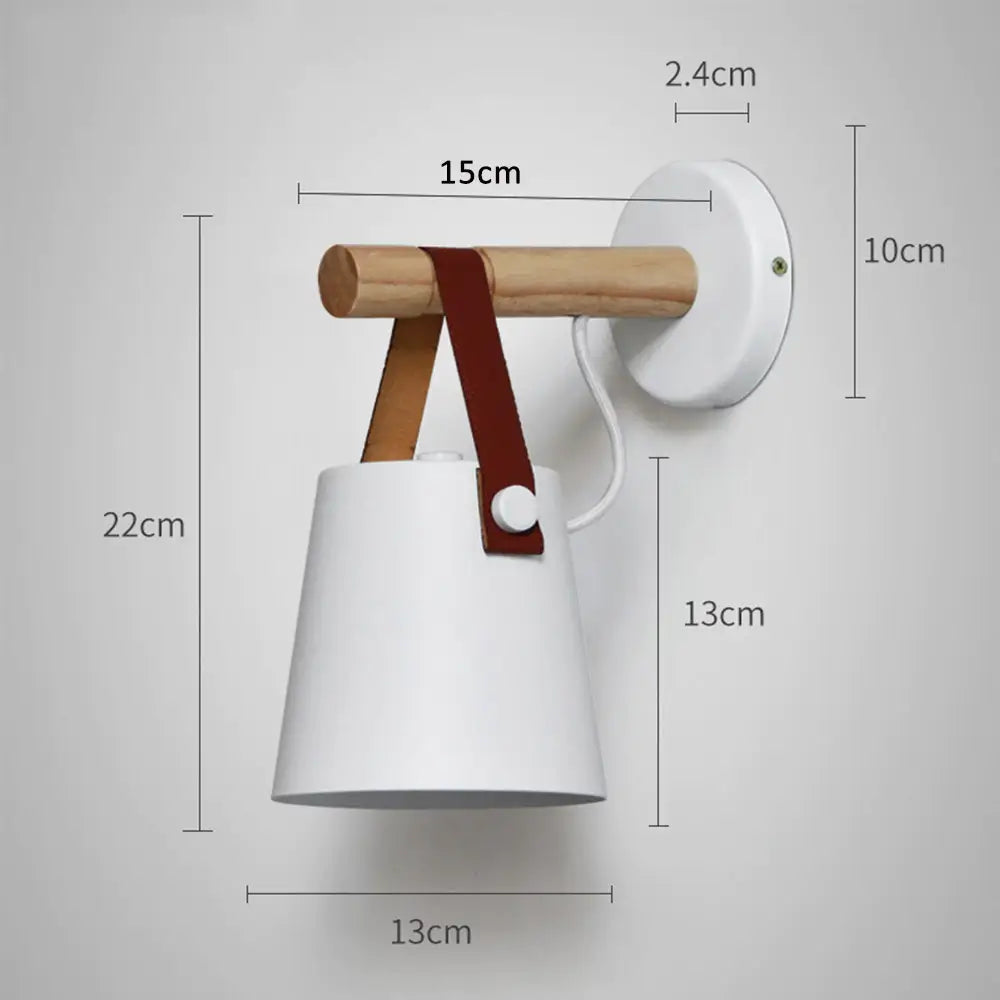 Nordisk minimalistisk vegglys i tre, perfekt for en rolig og ren interiørstil.