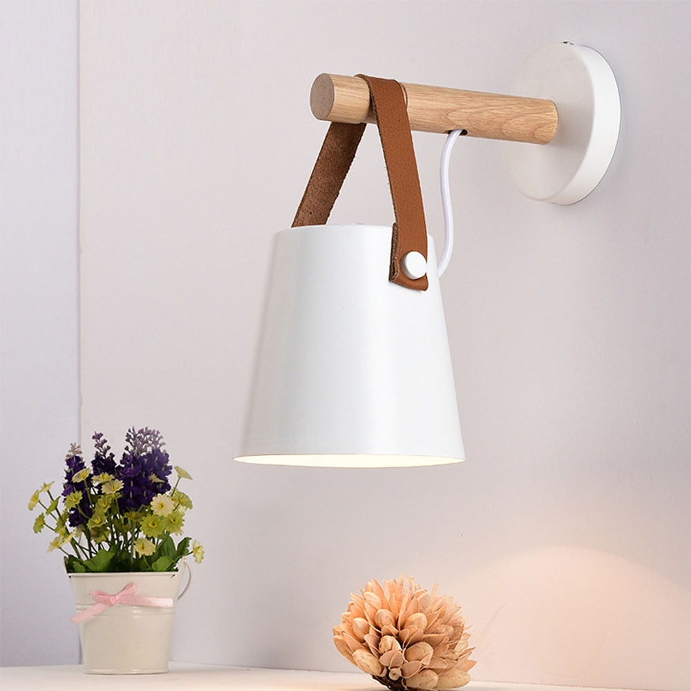 Elegant vegglys i tre, minimalistisk nordisk design, perfekt for moderne belysning.
