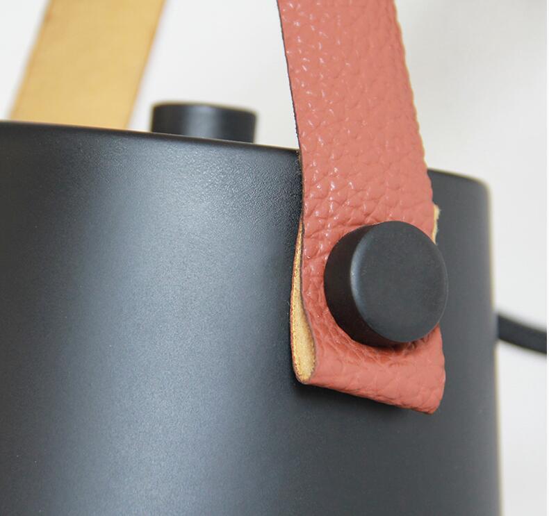 Varm belysning: nordisk vegglampe i retro stil. Perfekt for soverom eller lesekrok.