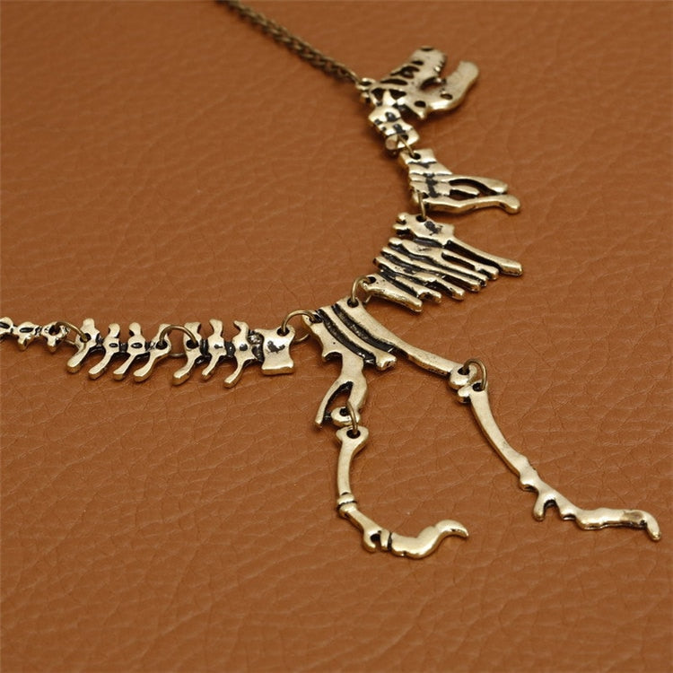 Elegant T-Rex smykke for kvinner, et personlig og unikt skjelettkjede i gullfinish.