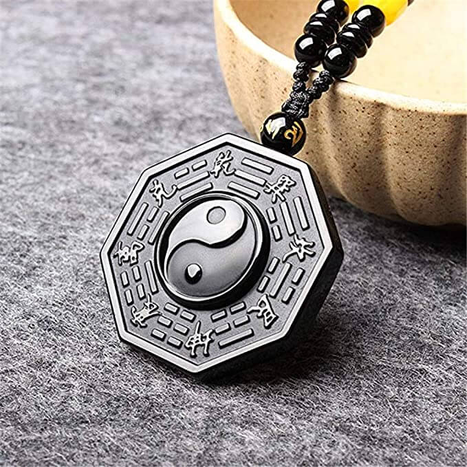 Dette obsidian Yin Yang halskjedet er et kraftfullt symbol på harmoni og beskyttelse.