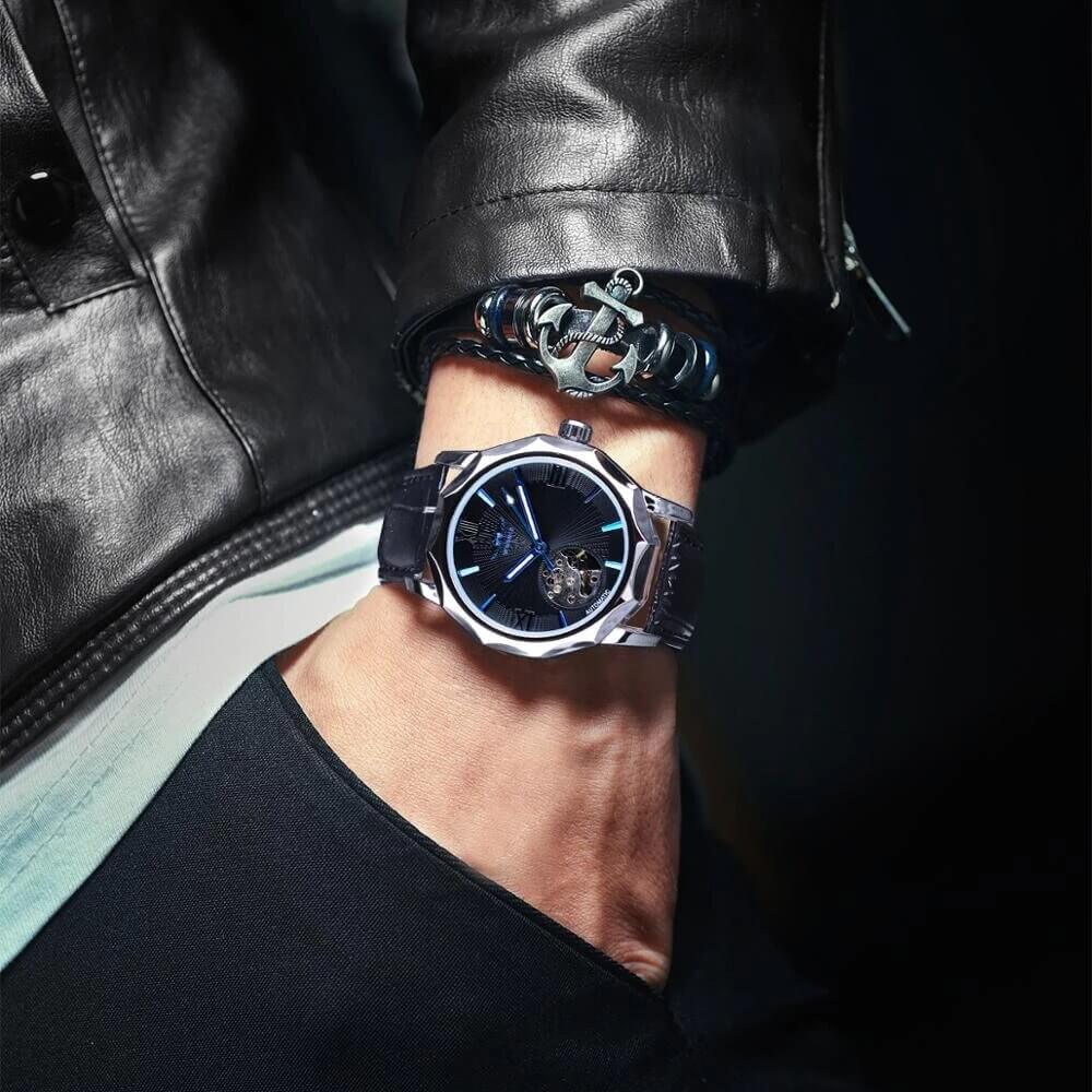 Ocean Phantom automatisk herreklokke på håndleddet. Elegant armbåndsur i rustfritt stål med mekanisk skjeletturverk.