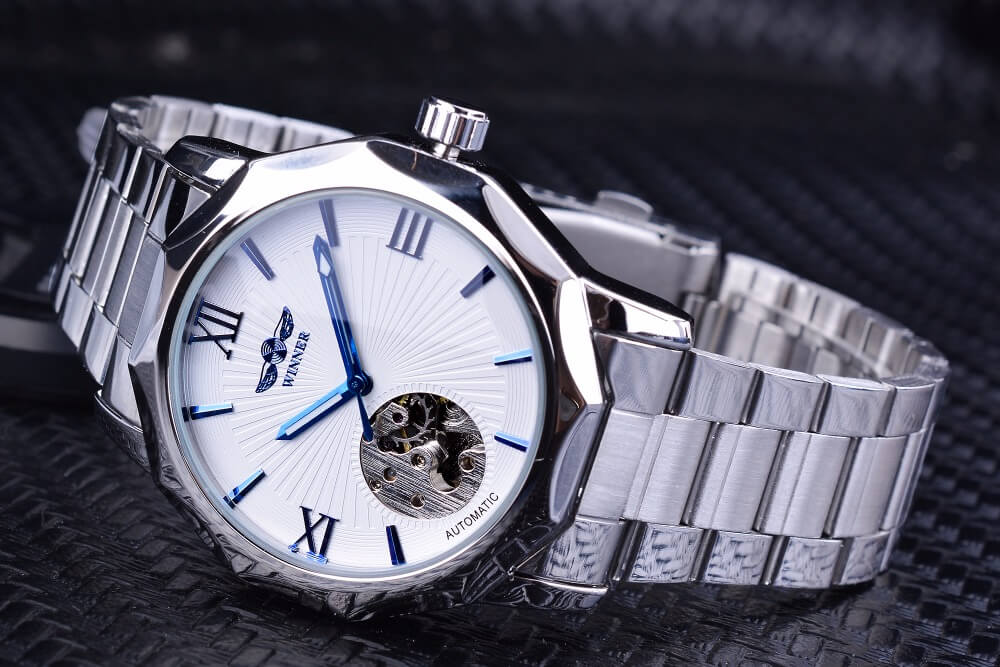 Ocean Phantom automatisk herreklokke, flatt lay. Tidløs luksus med skjelettdesign. Robust armbåndsur i rustfritt stål.