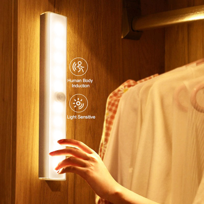 Automatisk lys fra oppladbar LED lampe med bevegelsessensor. Perfekt for skap og mørke rom.