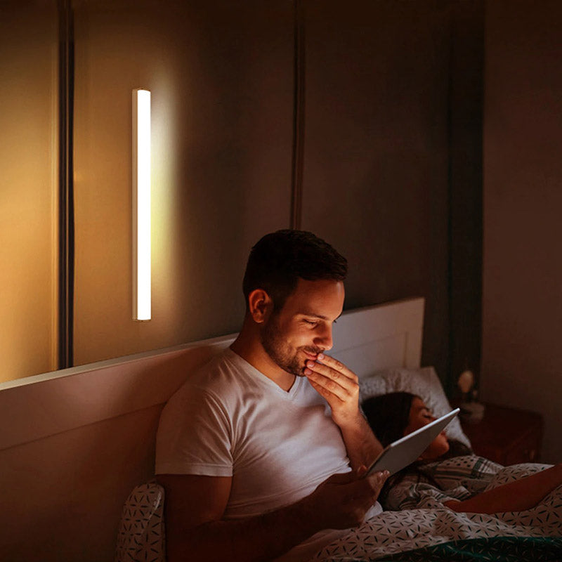 Trådløs LED skaplys med bevegelsessensor. Perfekt oppladbar lampe for garderobeskap og hyller.