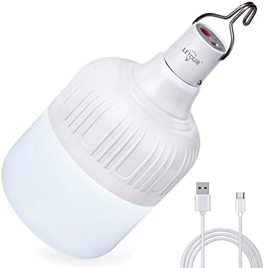 Oppladbar LED-pære i salgspakning, fremhever funksjoner som vanntett og 5 lysmoduser.