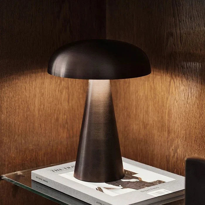 Elegant oppladbar sopplampe. Moderne LED-bordlampe som skaper varmt, dekorativt stemningslys i hjemmet.