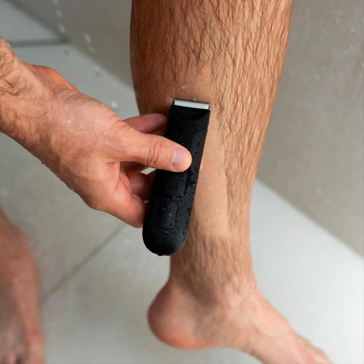 Skånsom, vanntett kroppstrimmer med keramiske blader. Perfekt for sensitiv hud, oppladbar for enkel personlig pleie.