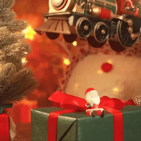 Vinterlig juletogdekorasjon med innebygd snøeffekt og vakre lys. En nostalgisk julepynt for hjemmet.