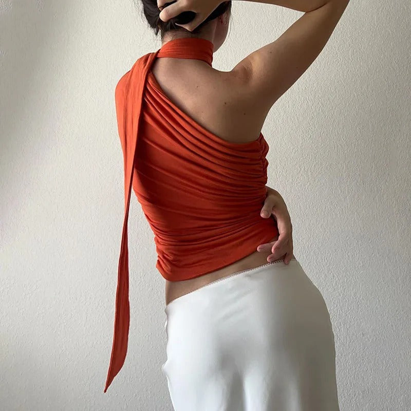Svart ryggløs off-shoulder crop-topp for kvinner, elegant mote og flatterende for sommerfester.