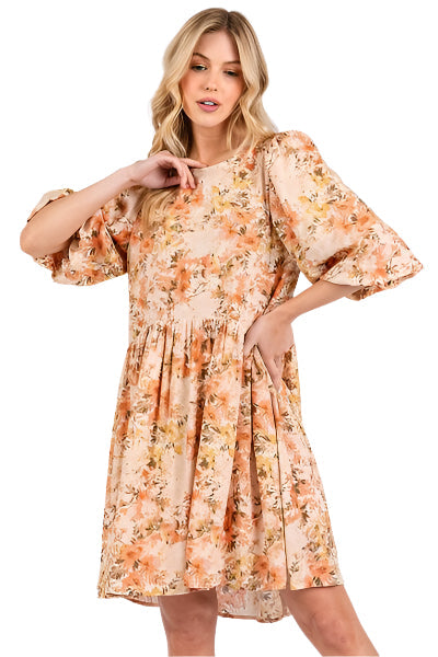 Oransje blomstret babydoll minikjole for dame, lett sommerkjole med løs passform. Elegant og uformell.