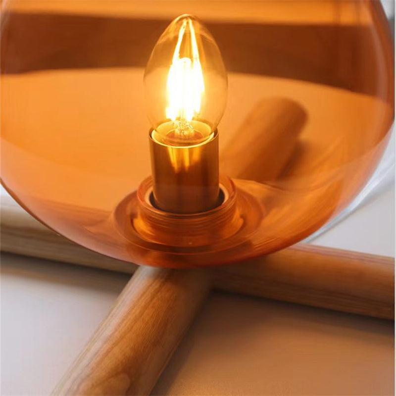 Oppladbar flammelampe i oransje med realistisk LED-flammeeffekt. Skaper koselig stemning inne og ute.