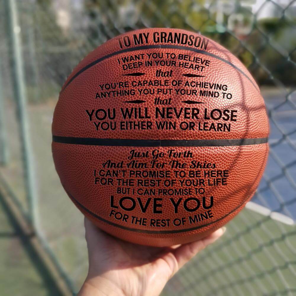 Ny basketball pakket som en spesiell gave til sønnen, klar for bursdag. Meningsfull sportsopplevelse.