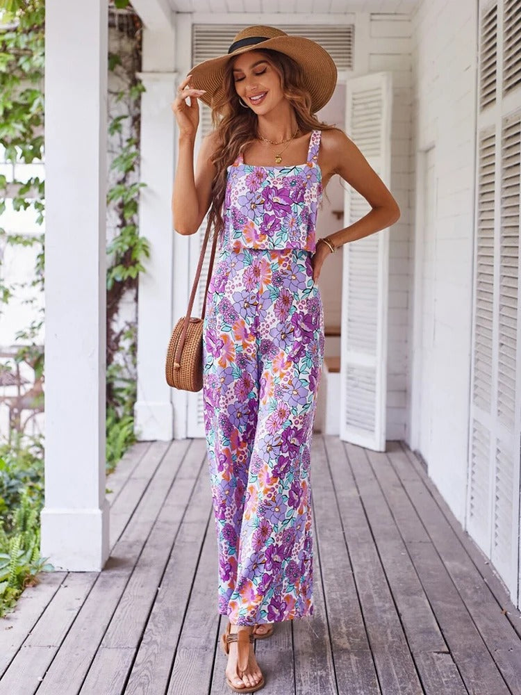 Detalj av oransje og lilla blomstret mønster på dame jumpsuit, lett og luftig sommerstoff.