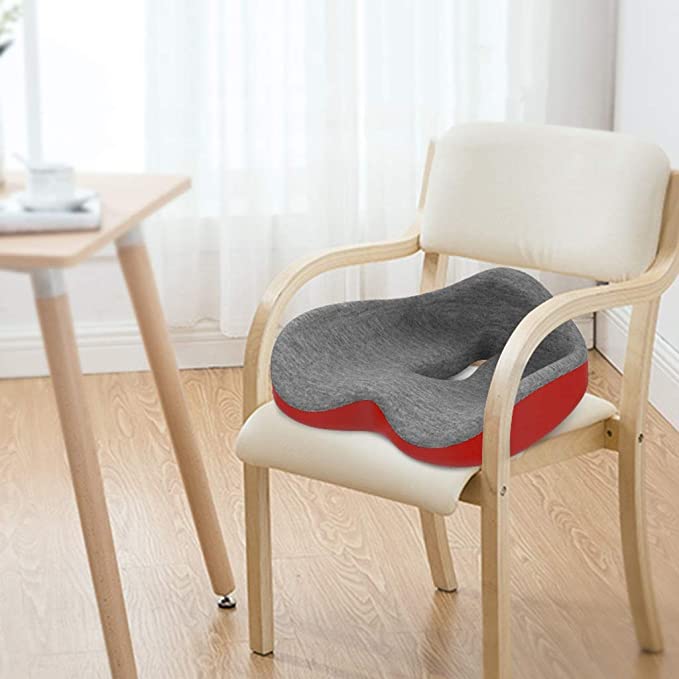 Ergonomisk sittepute i memoryskum spesielt for menn, fremmer sunn holdning