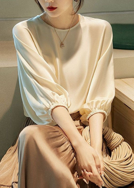 Kvinnebluse med bohemsk stil og O-hals. Komfortabel oversized passform og vide batwing-ermer, ideell for lag-på-lag.