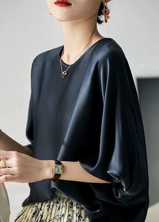 Dame oversized bluse med O-hals i uanstrengt bohemsk stil. Løs passform og vide ermer for sommerlige dager.