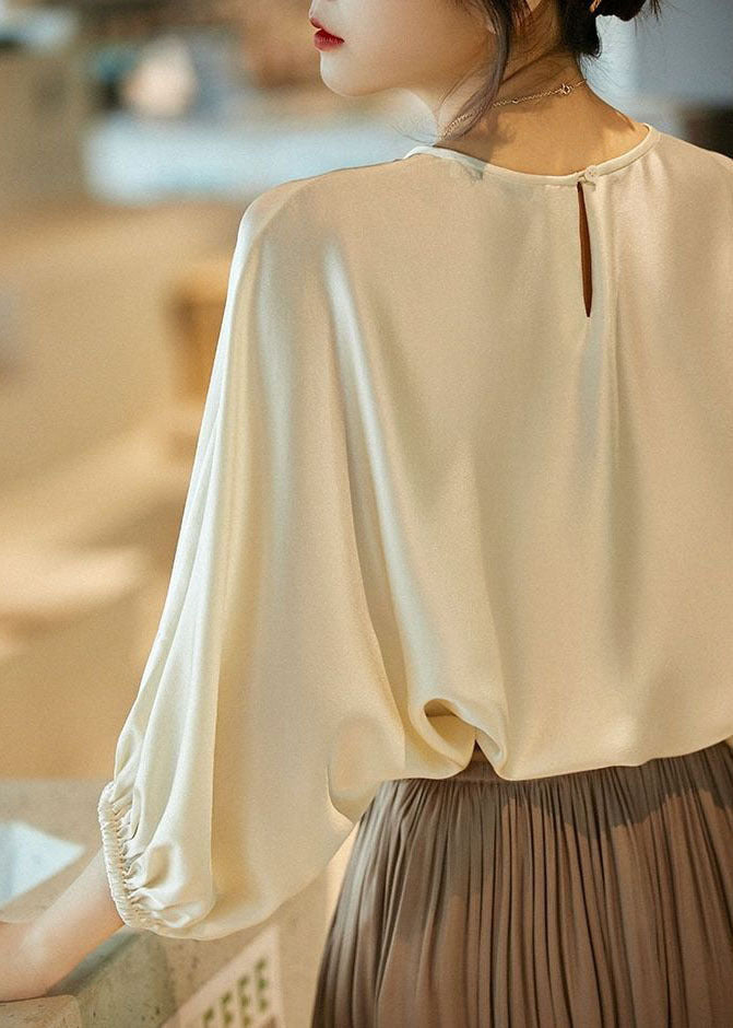 Løs og komfortabel O-hals bluse for kvinner. Bohemsk, oversized design med batwing-ermer, passer til vår og sommer.