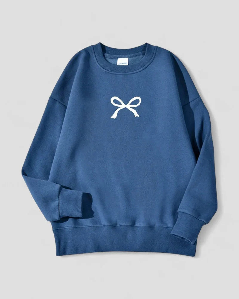 Feminin oversized genser med delikat sløyfedesign. Komfortabel bomullsblanding, ideell for hverdag.