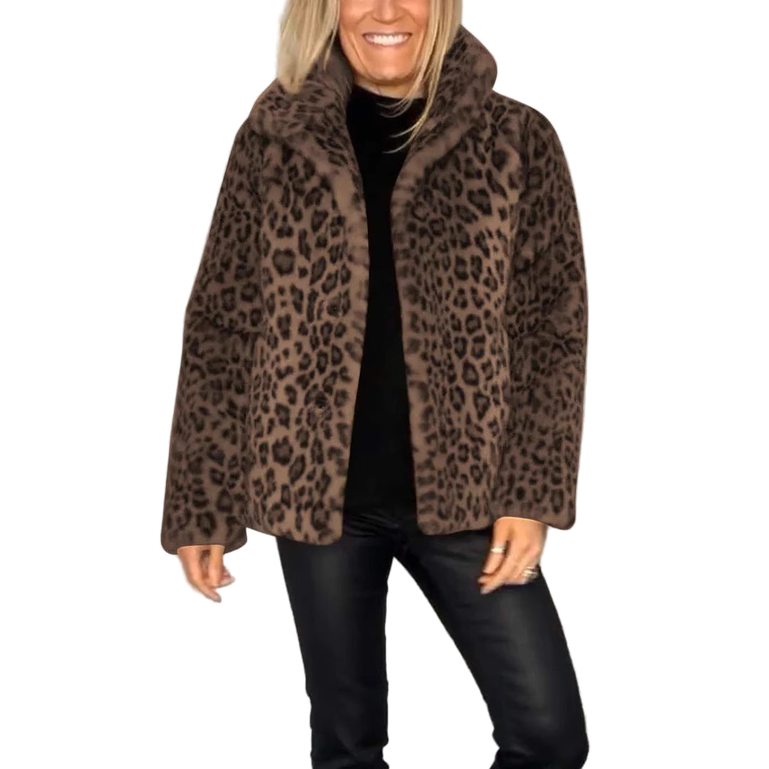 Oversized damekåpe i myk fuskepels med trendy leopardmønster, perfekt for høst og vinter.