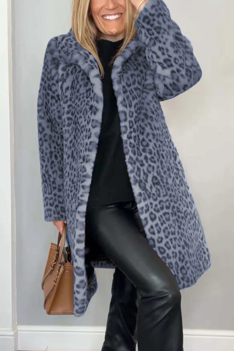 Produktbilde av oversized leopardfuskepelskåpe for dame, henger på stativ, viser kvalitet.