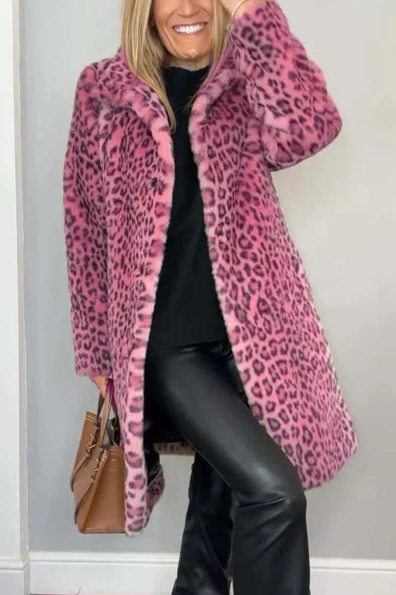 Moteinspirasjon: kvinne styler en oversized fuskepelskåpe med leopardprint, elegant og moderne.