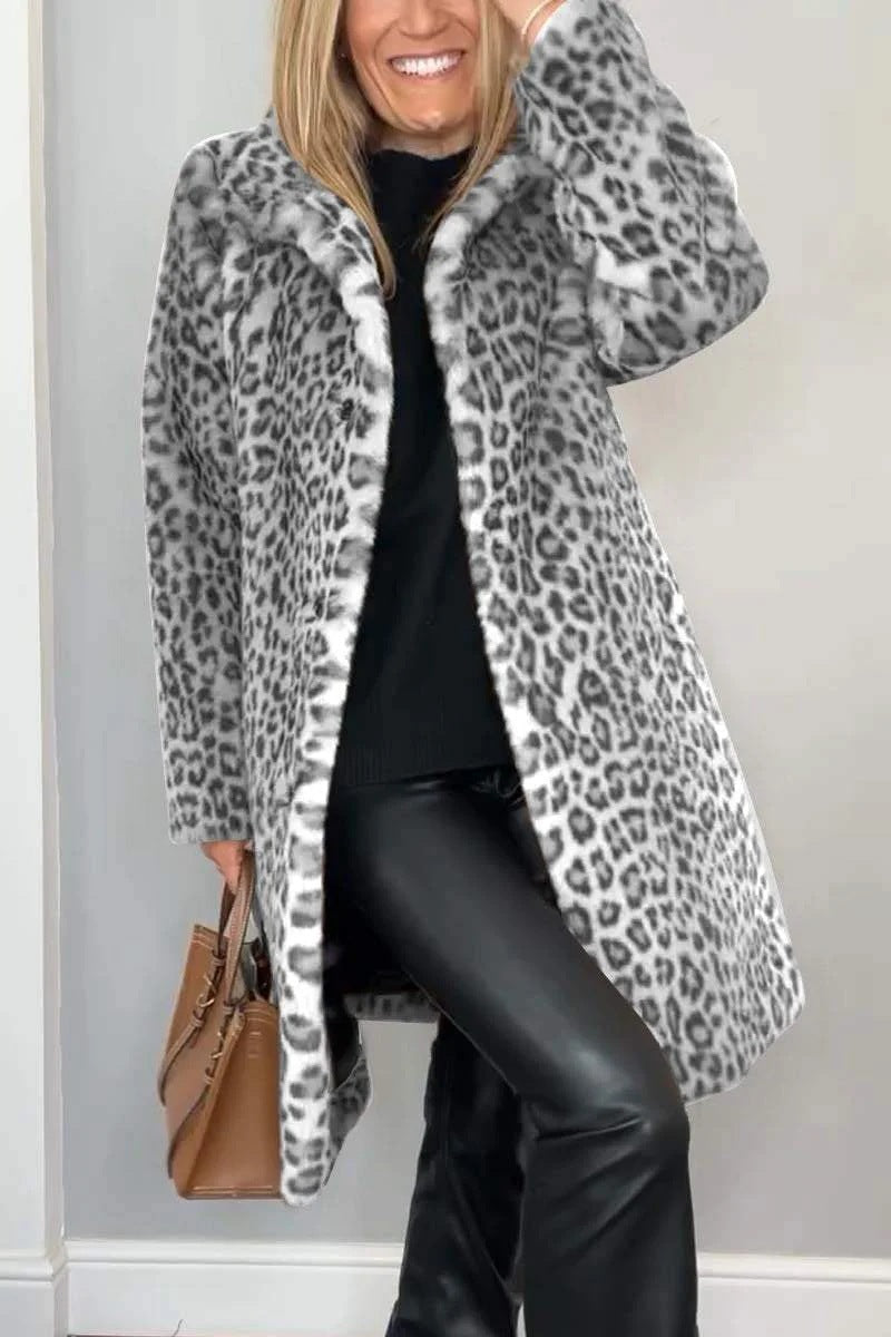 Modell viser stilig damejakke: oversized fuskepelskåpe med leopardmønster, moderne ytterplagg.