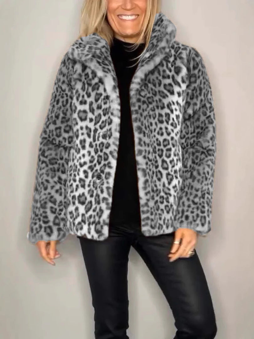 Trendy høstkåpe: oversized damekåpe i varm fuskepels med iøynefallende leopardprint, stilfull.