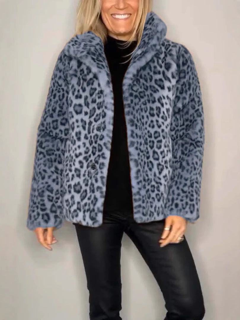Elegant oversized fuskepelskåpe for dame med klassisk leopardmønster, et must for vintermote.