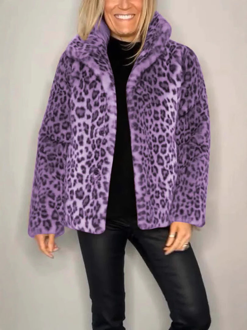 Helkroppsbilde av kvinne i chic oversized fuskepelskåpe med leopardmønster, elegant ytterplagg.