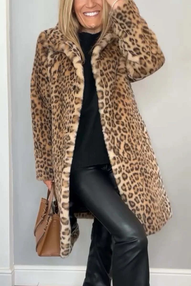 Varm og trendy damekåpe: oversized fuskepelskåpe med livlig leopardmønster, ideell for kaldere dager.