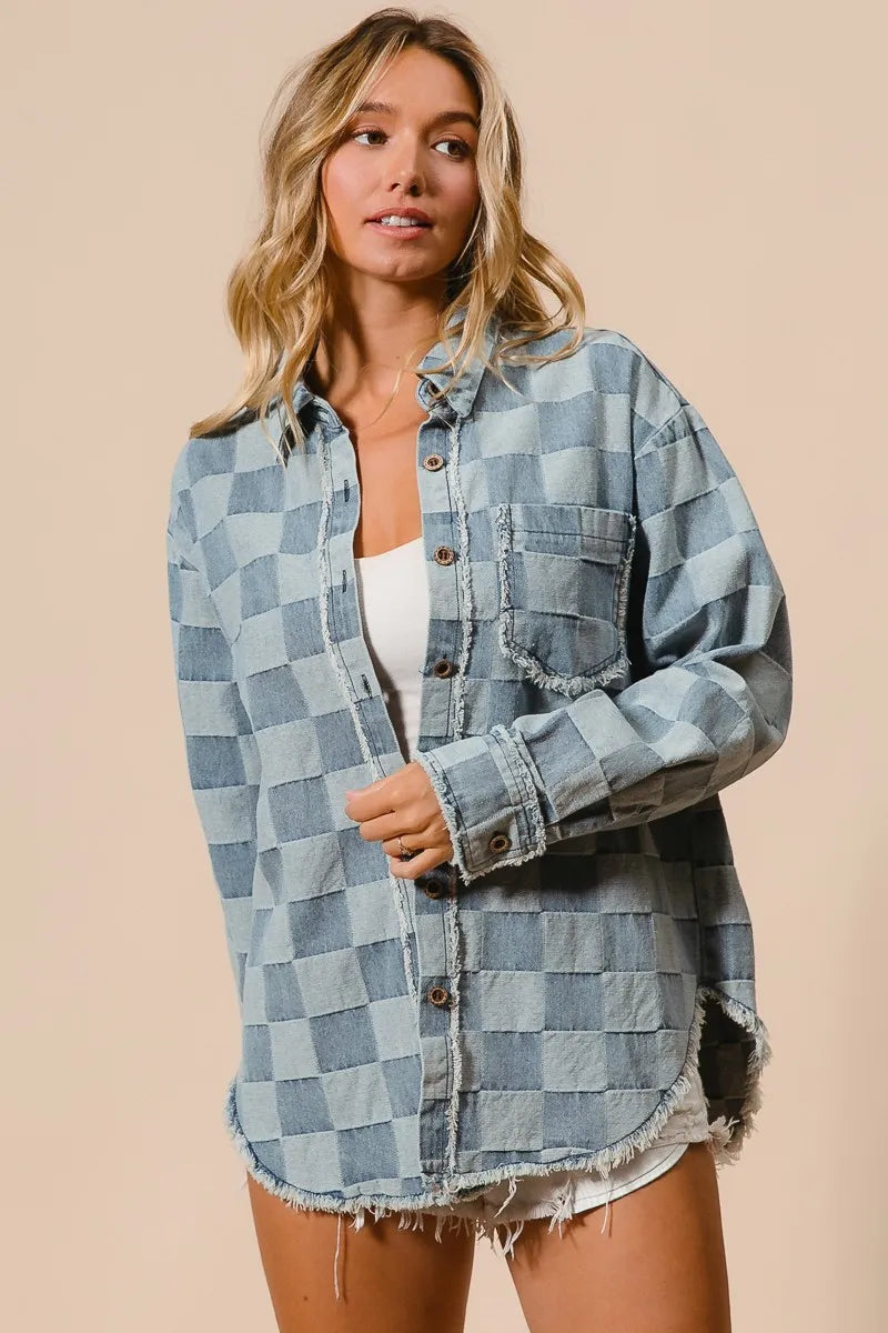 Rutete oversized dameskjorte med frynsete kant. En allsidig casual knappeskjorte i bomull for fritid.