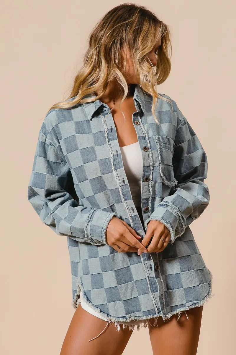 Avslappet oversized dameskjorte med rutemønster og frynsete kant. Vintage-inspirert fritidsskjorte.