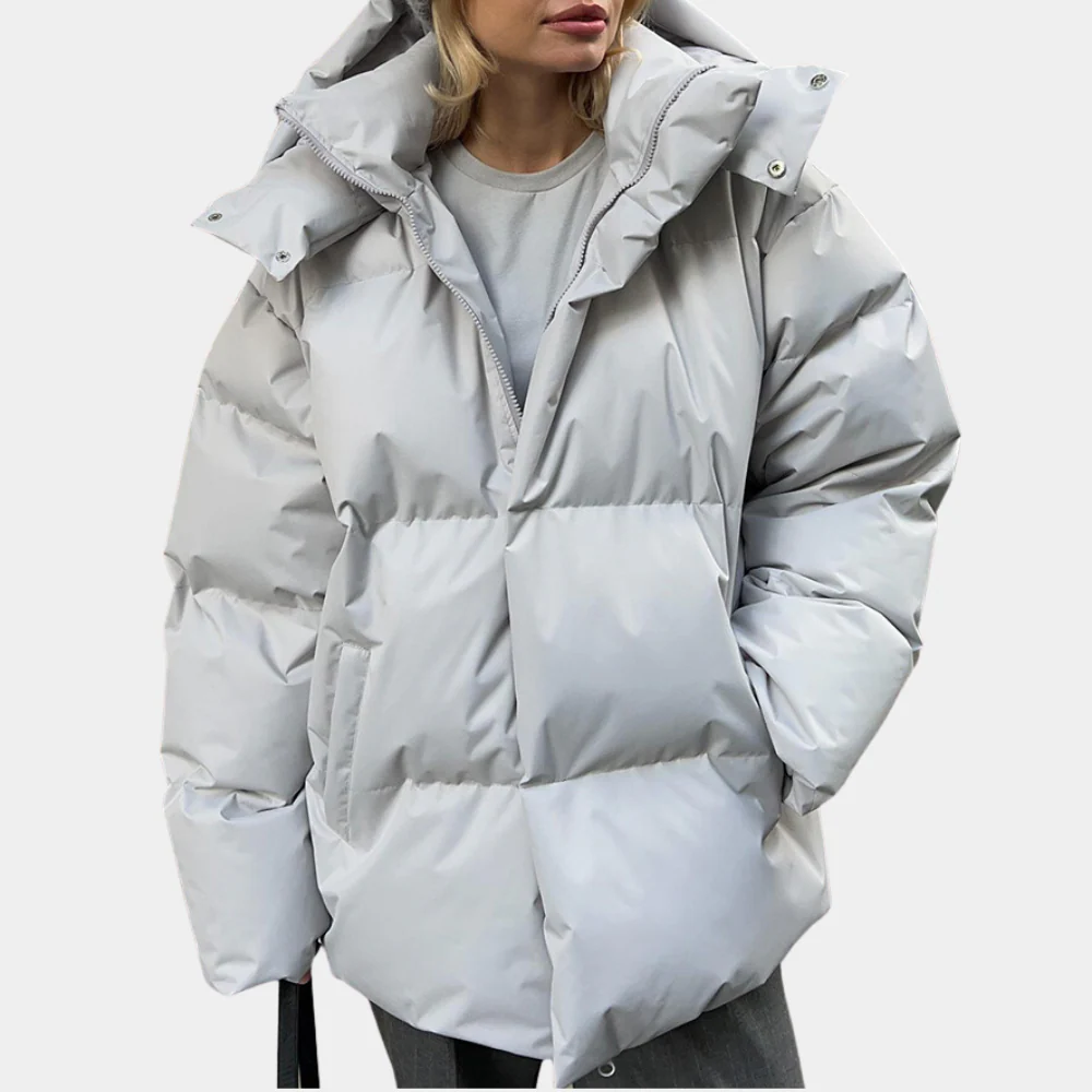 Vanntett, polstret kvinnejakke i oversized passform. Ideell quiltet hettejakke for dame vinter og høst.