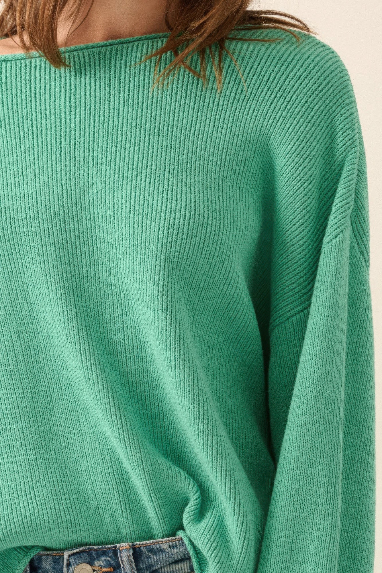 Stilfull oversized ribbestrikket genser for damer med klassisk båtutringning. Enkel å style for mote.